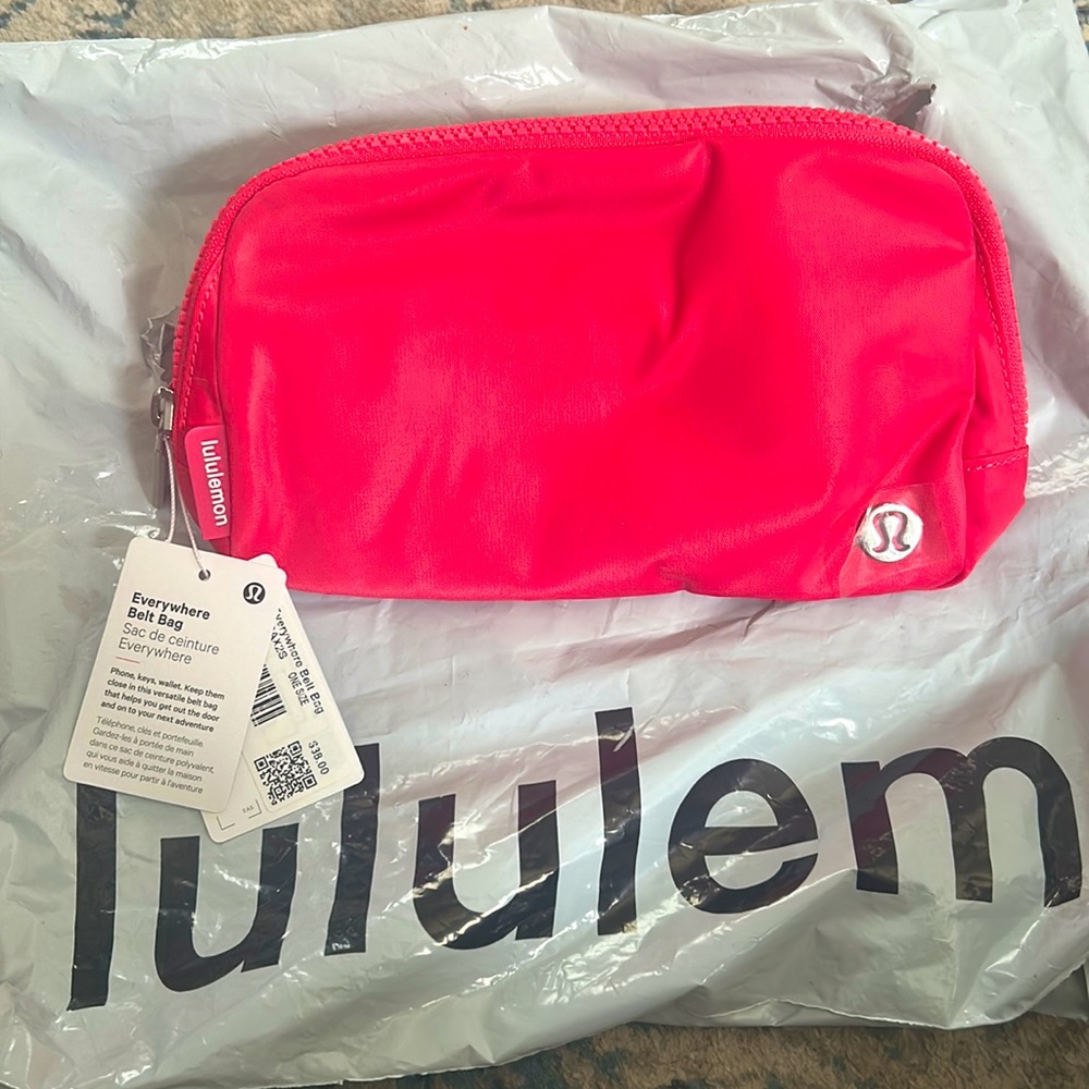 Lululemon everywhere belt bag (lip gloss)